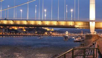 Budapest: Kettenbrücke bei Nacht