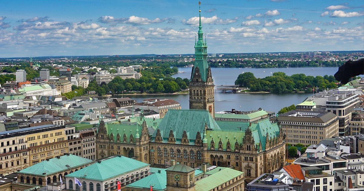 Hamburg: Blick auf Alster und Rathaus