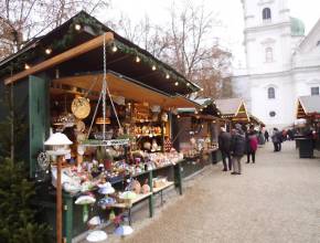 Weihnachtsmarkt vor dem Dom St. Stephan in Passau