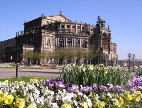 Flusskreuzfahrten auf der Elbe: Semper Oper in Dresden