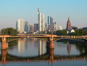 Flusskreuzfahrten auf dem Main: Skyline von Frankfurt am Main