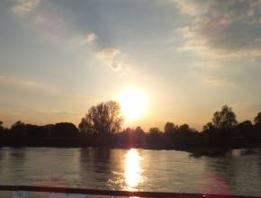 Flusskreuzfahrten auf dem Rhein: Abendstimmung während einer Rheinkreuzfahrt