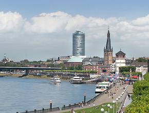 Flusskreuzfahrten auf dem Rhein: Rheinuferpromenade in Düsseldorf
