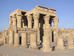 Rundreisen in Ägypten: Tempelanlage am Nil