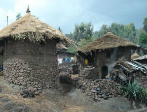 Rundreisen in Äthiopien: Häuser in Lalibela