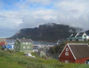 Rundreisen in Grönland: typische Stadt in Grönland