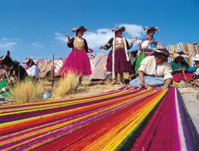 Rundreisen in Peru: farbenfrohe Trachten der Indios