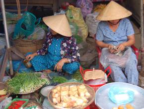 Rundreisen in Vietnam: Frauen auf dem Markt in Asien