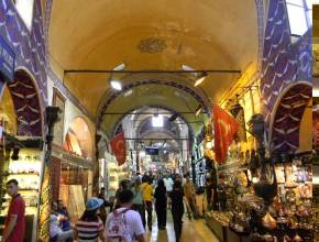 Kreuzfahrten im Schwarzen Meer: großer Bazar in Istanbul