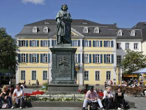 Städtereisen nach Bonn: Beethovendenkmal und Münsterplatz