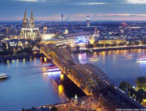 Köln: Blick auf Dom und Rhein