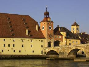 Städtereisen nach Regensburg: Salzsstadel und Donau