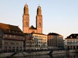 Zürich: Großmünster am Limmatquai