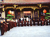 Longshan-Tempel mit Mönchen