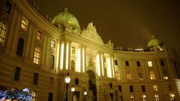 Österreich: Wiener Hofburg bei Nacht