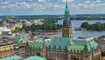 Hamburg: Blick auf das Rathaus und die Alster