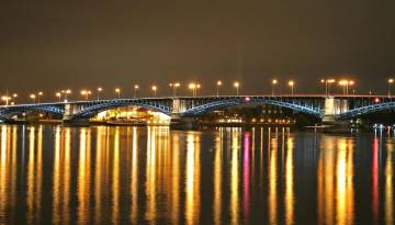 beleuchtete Brücke in Mainz