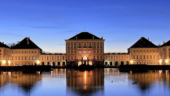 Schloss Nymphenburg am Abend in München