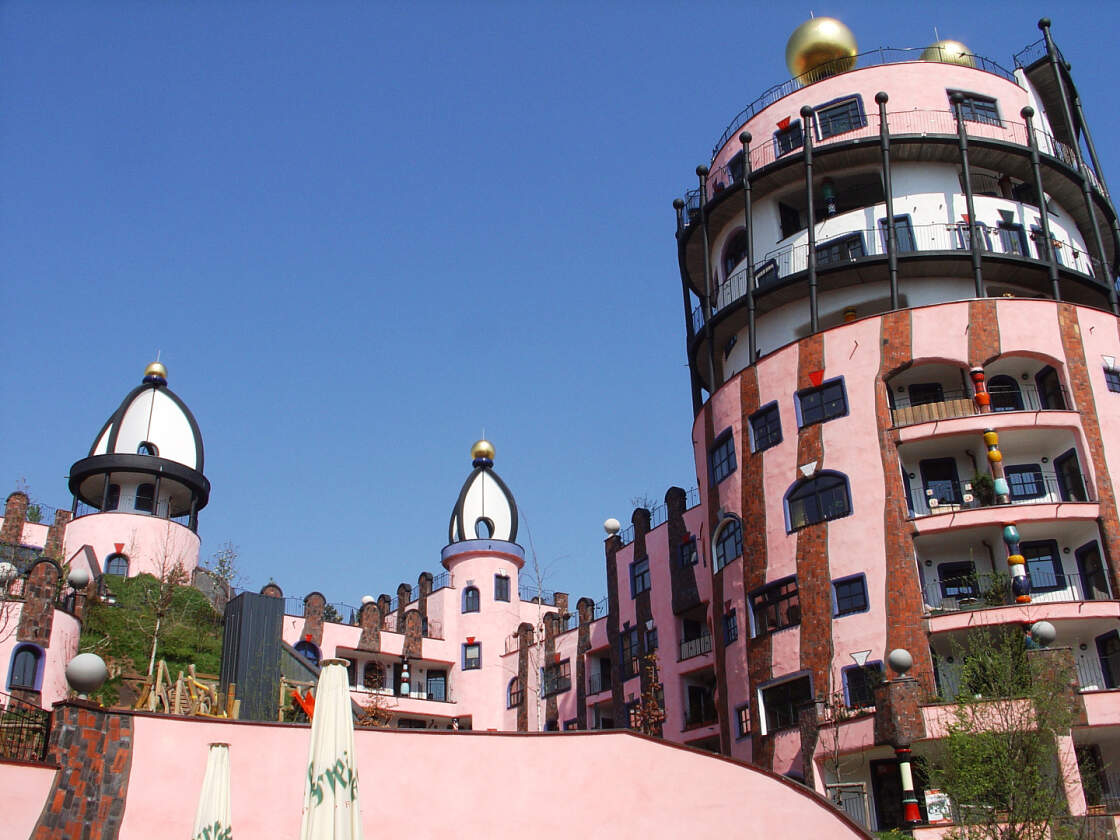 Hundertwasser Bauwerk - die grüne Zitadelle