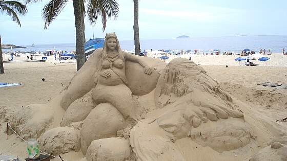 Strandkunst an der Copacabana in Rio, Brasilien