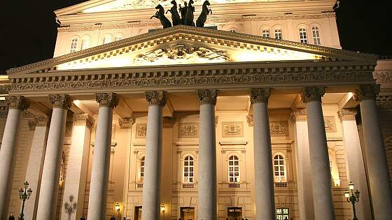 Russland: Bolschoi-Theater in Moskau bei Nacht