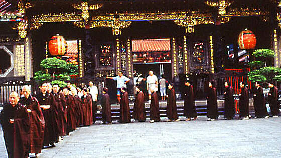 Longshan-Tempel mit Mönchen