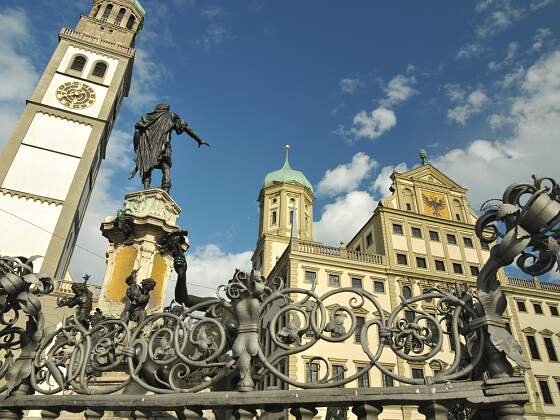 Augsburg Rathaus mit Perlachturm und Augustusbrunnen