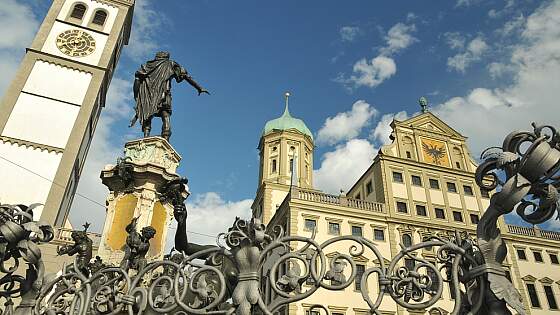 Augsburg Rathaus mit Perlachturm und Augustusbrunnen