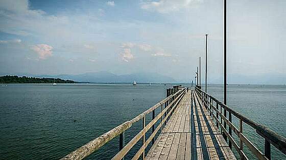 Blick auf den Chiemsee mit Booten