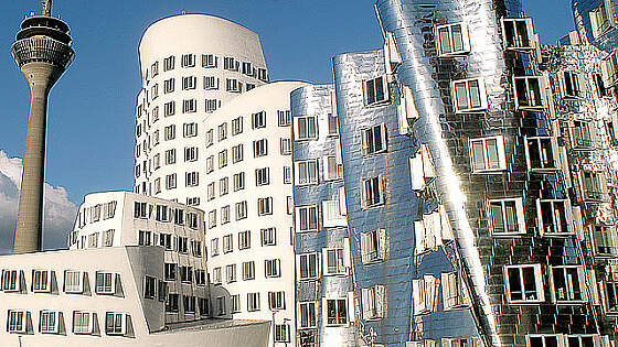 Gehry Turm im Medien Hafen Düsseldorf