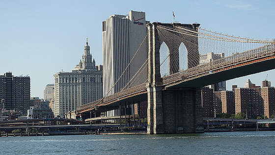 New York: East River und Brooklyn Bridge