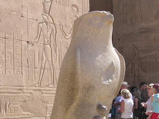Edfu Tempel: Horus Statue