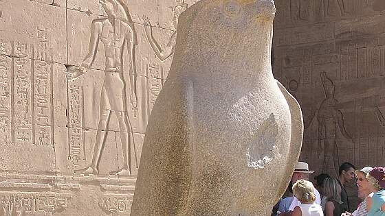 Edfu Tempel: Horus Statue