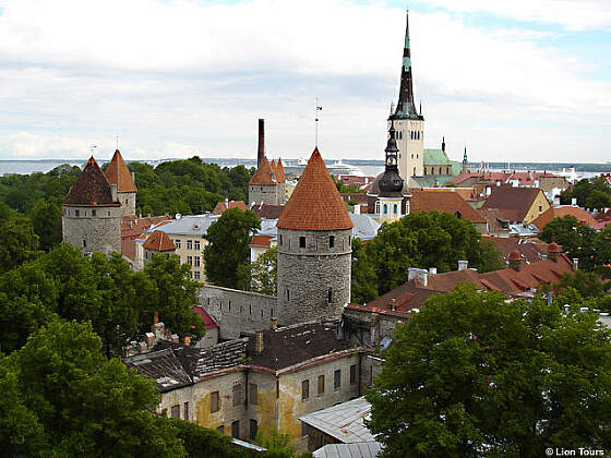Blick auf die Türme der Stadtmauer in Tallinn