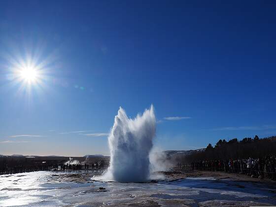 Island: Wasserfontäne des Geysir Strokkur