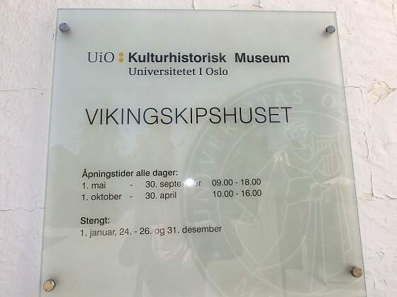 Öffnungszeitenschild Wikingermuseum Oslo