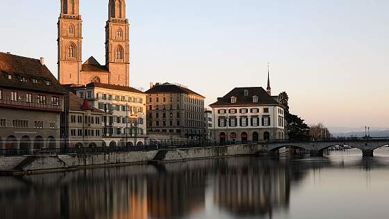 Zürich, Schweiz: Großmünster am Limmatquai
