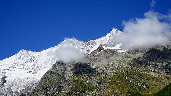Schweiz - Kanton Wallis: Saas-Tal mit Blick auf die Alpen