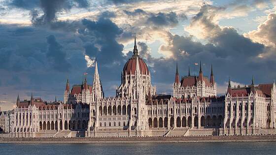 Ungarn, Budapest: Parlamentsgebäude an der Donau