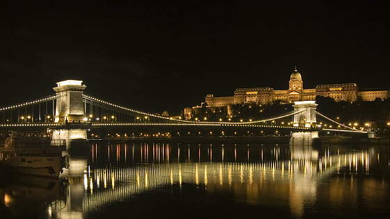 Kettenbrücke in Budapest bei Nacht