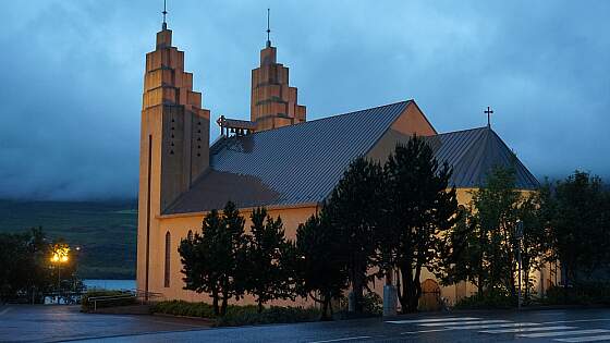 Island: Kirche Akureyrarkirkja in Akureyri