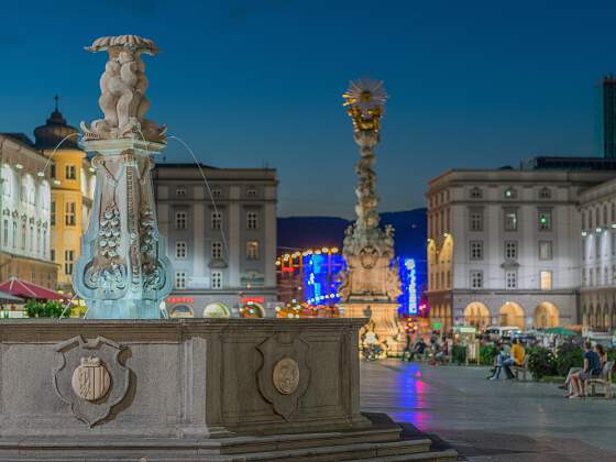 Linzer Hauptplatz mit Brunnen & Säule