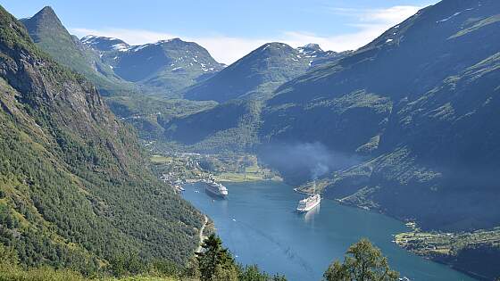 Flydalsjuvet: Blick auf den Geirangerfjord