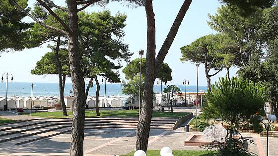 Italien, Grado: Platz vor dem Strand