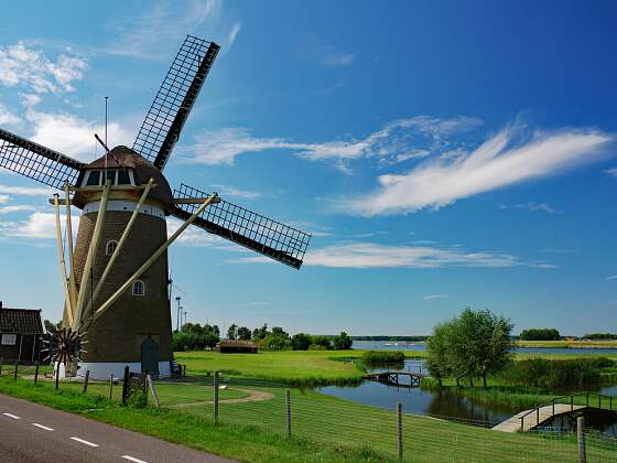 Windmühle am Kanal in Holland