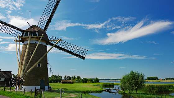 Windmühle am Kanal in Holland