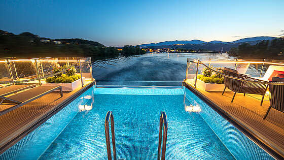 AMADEUS Provence: Infinity Pool am Abend