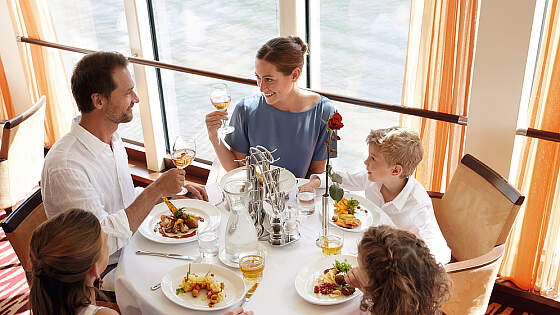 Flusskreuzfahrtschiff A-ROSA - Familie beim Essen