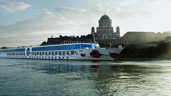 Flusskreuzfahrtschiff A-ROSA auf der Donau