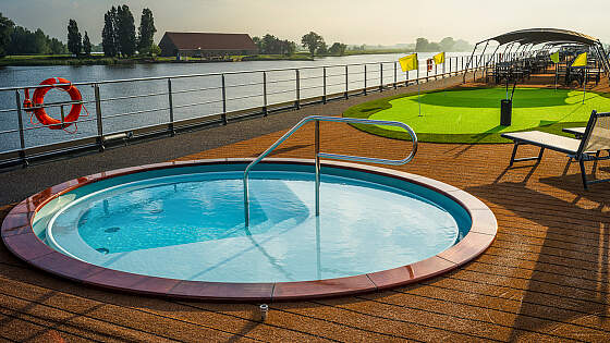 MS nickoVISION: Sonnendeck mit Pool